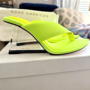 NIB Good American Lucite Thong Wedge Heels in Chartreuse size 8.5